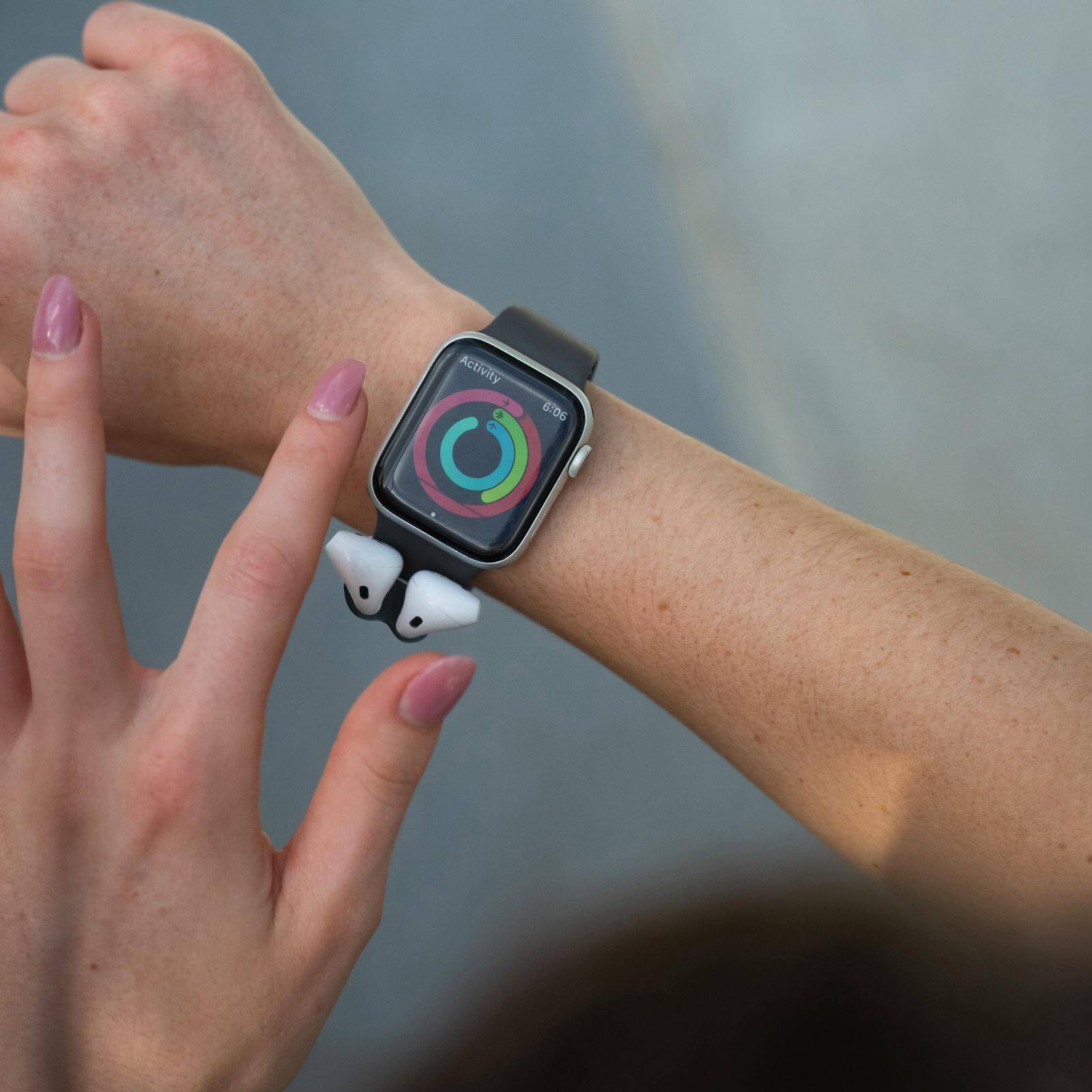 Using apple watch with AirPods Attached in the Holder. color::Black