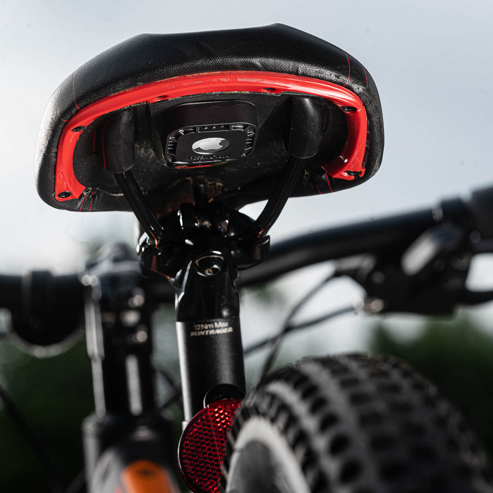 AIRTAG STICKER MOUNT ON BIKE. COLOR::BLACK