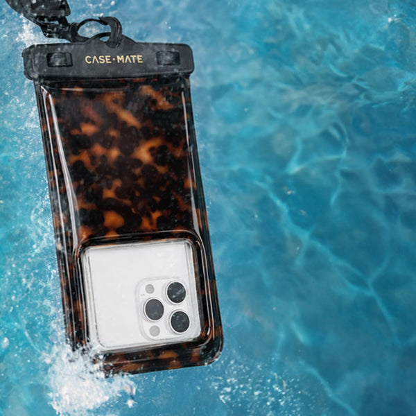 Tortoiseshell phone pouch with a phone inside, submerged in water.

#color_Tortoiseshell