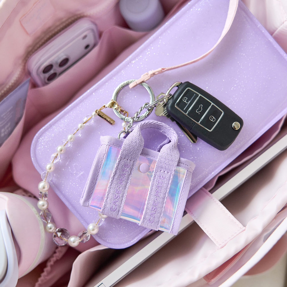 Purple cardholder with keychain and car key model on a pink surface
#color_iridescent