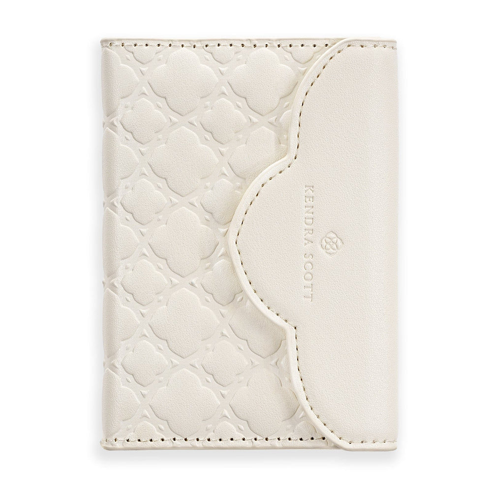 White quilted leather cardholder with brand logo on a white background 

#color_Ivory Filigree