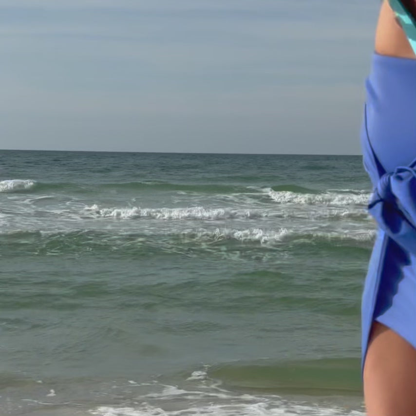 A woman showing her waterproof floating pouch #color_citrus splash