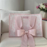 Afternoon Rose Bow Jelly. Tote Bag being shown off and all it's details
#color_ballet pink afternoon rosé bow