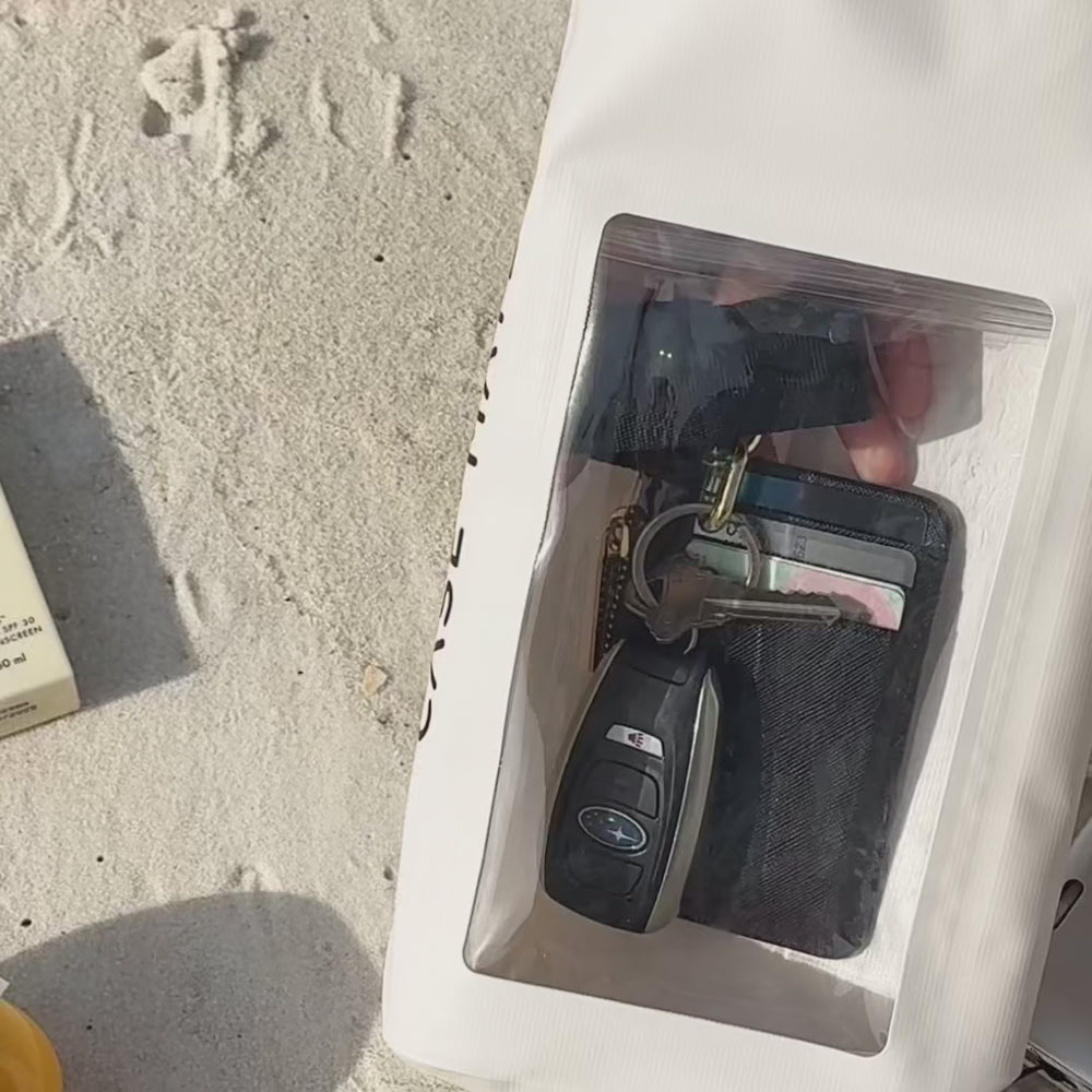 A woman on the beach showing the bucket bag iand its uses
#color_citrus splash