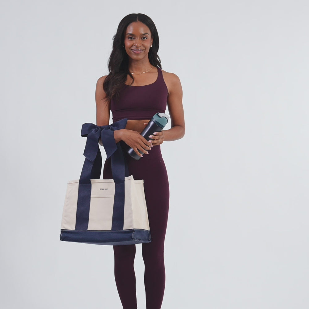 A video of the navy oxford canvas tote being shown off
#color_oxford navy bow