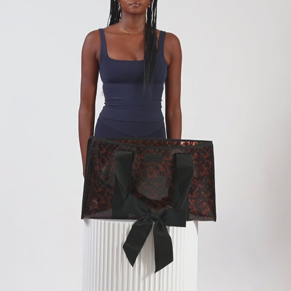A woman showing off her mahjong tortoiseshell mahjong tote bag and what all can fit inside
#color_tortoiseshell bow