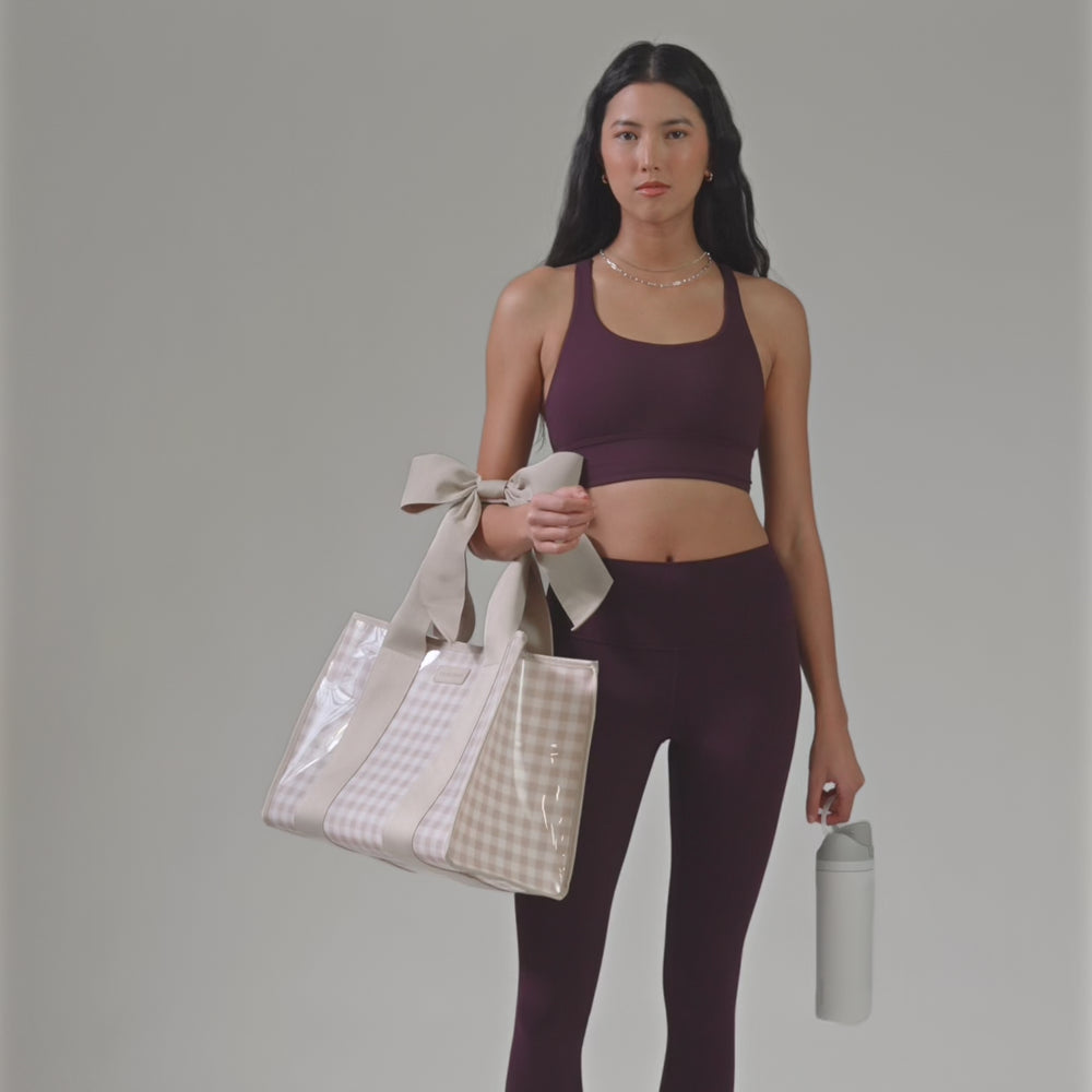 A woman showing her latte gingham bow jelly tote
#color_latte gingham bow