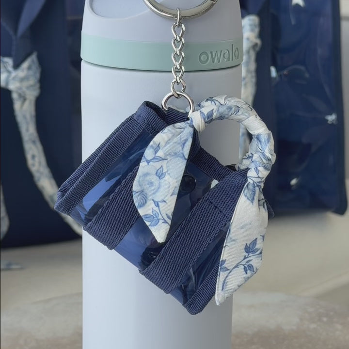 Video montage of what can fit inside the keychain jelly bag:
-mini perfume
-airpods
-wired headphones
-key fob

#color_something navy twilly
