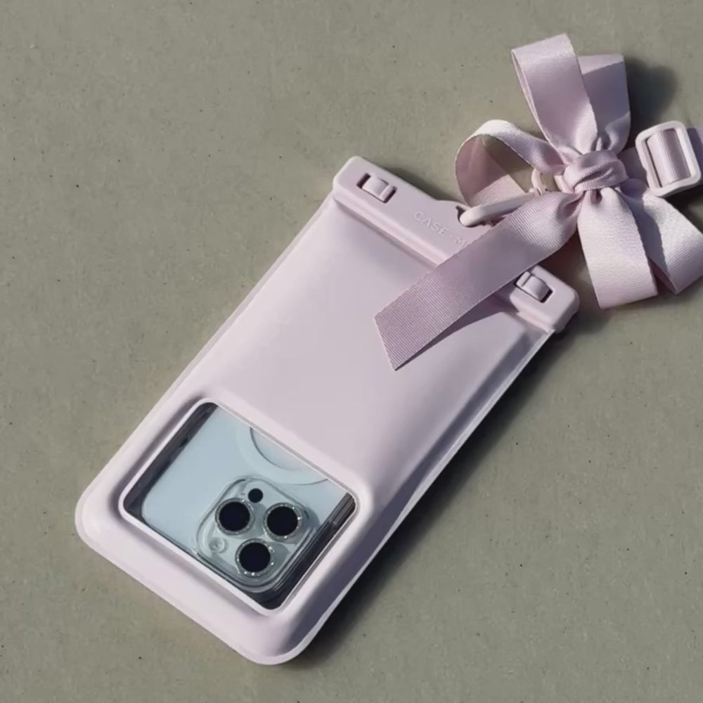 A video showing the waterproof floating pouch in action on the beach #color_ballet pink bow