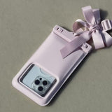 A video showing the waterproof floating pouch in action on the beach #color_ballet pink bow