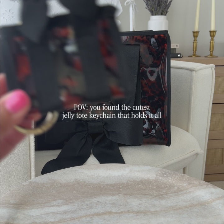 Video montage of what can fit inside the keychain jelly bag:
-mini lip gloss
-chapstick
-hair ties
-tictacs
-airpods
#color_tortoiseshell bow