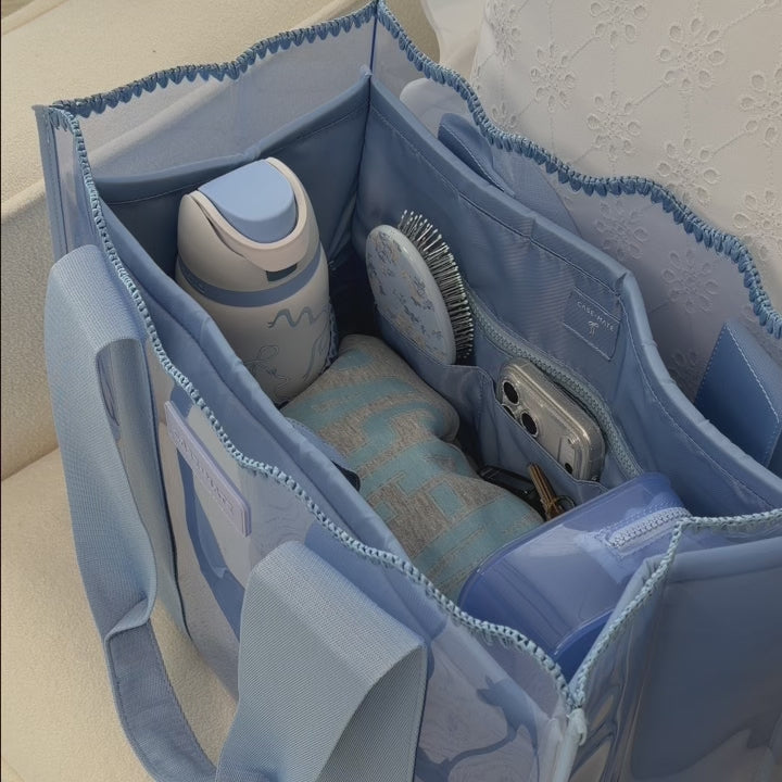 Showcase video showing the case-mate jelly tote organizer in carolina blue packing full of items
#color_carolina blue